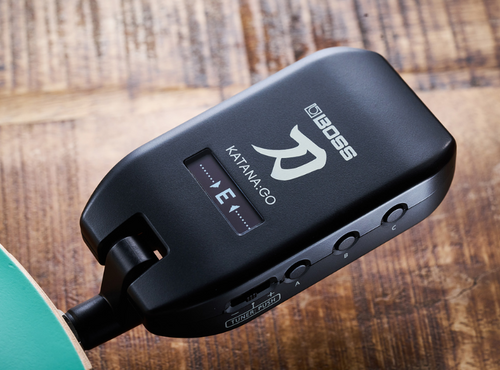 BOSS KATANA:GO | Amplificador de Fone e Processador de Efeitos de Bolso para Guitarra e Baixo